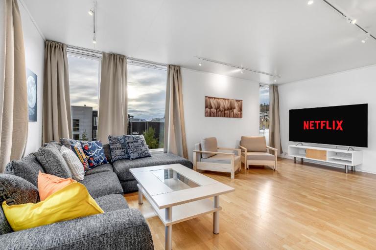 Polar Horizon Penthouse l Central l Sea View - Bed and Breakfast Tromsø