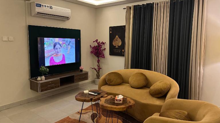 Luxury 1BHK Apartment with Eiffel View Bahria - B&B Lahore