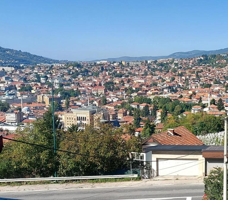 3-Bedroom Residence - Prime Location with City View and Parking - Ferienwohnung Sarajevo