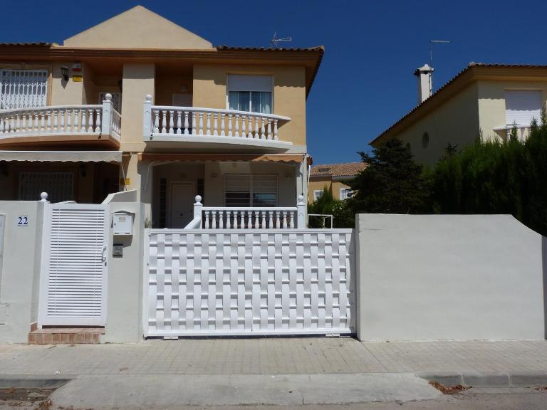 Adosado Calle Mar Cantabrico - B&B La Pobla de Vallbona