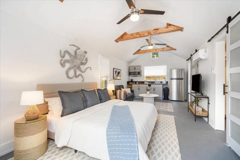 Luxe King Studio near Anna Maria Island with Private Parking and Beach Gear and WIFI - B&B Bradenton