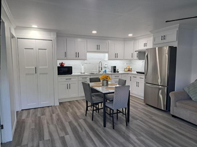 Country Blue Getaway by the Ranch Fields - B&B Auburndale
