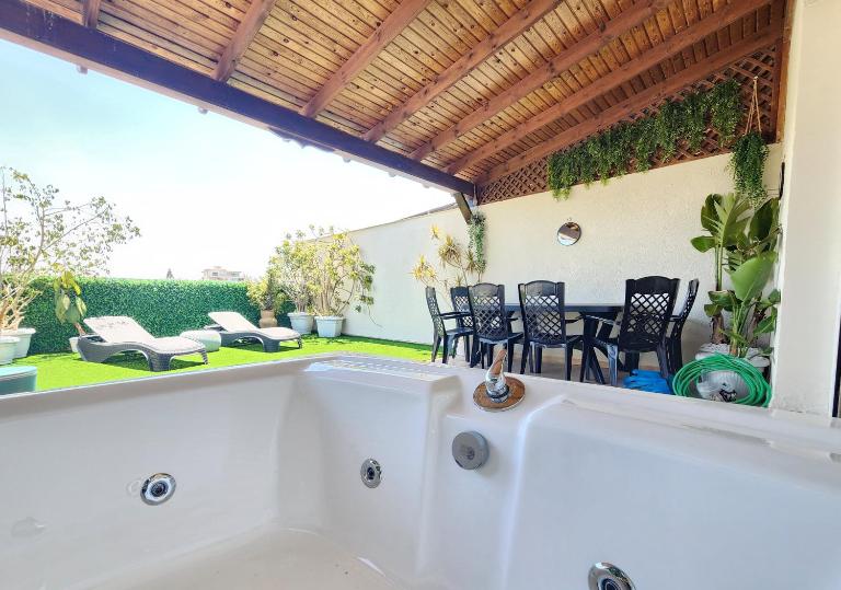 Near Beach, Family Penthouse - Bed and Breakfast Qiryat Yam