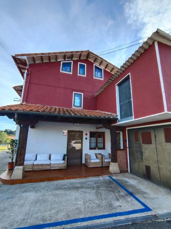Casa adosada en entorno tranquilo ideal para familias - B&B Reocín