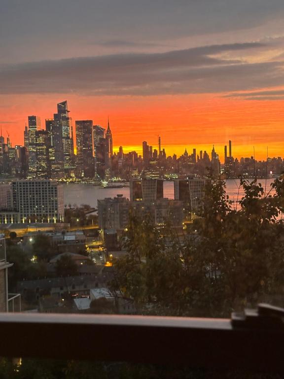 Cozy Comfy with AMAZING NYC Views 15min to Manhattan T SQ - B&B Union City