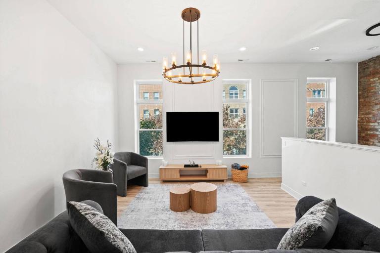 Chic Loft near United Center, UIC/IMD & Downtown - B&B Chicago
