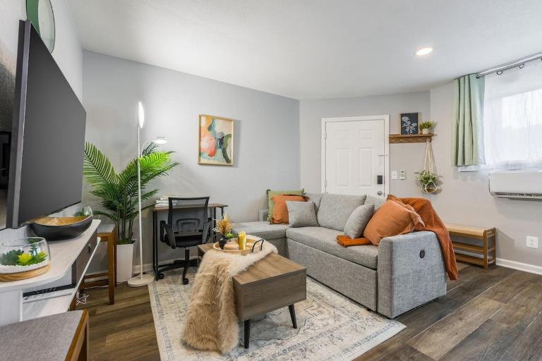 Escape to Bliss Relax in Cozy Style Spacious Suite with Two King Beds - B&B Riverside