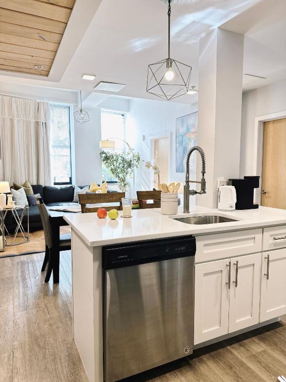 Extra-Large Downtown 5B2B Apt with Private Kitchen, Near Brown, Walk to Convention Center & PPAC - B&B Providence