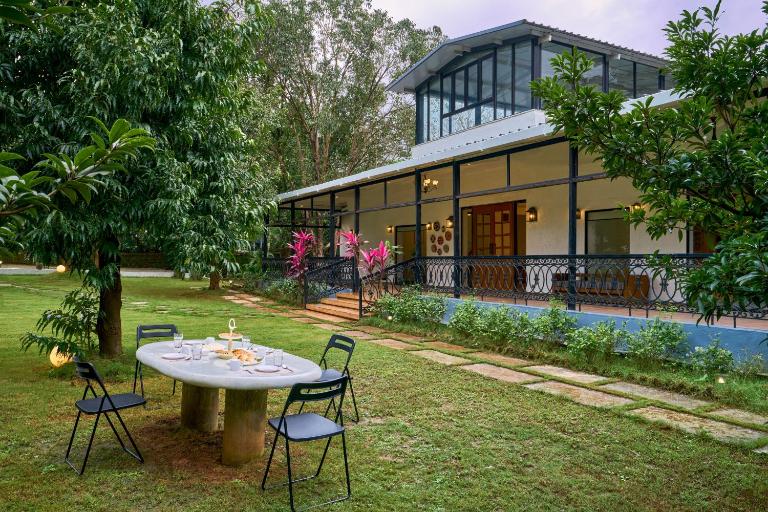 SaffronStays Ira - 3BR vegetarian pet-friendly villa with pool, gazebo & terrace glasshouse in Karjat - B&B Karjat