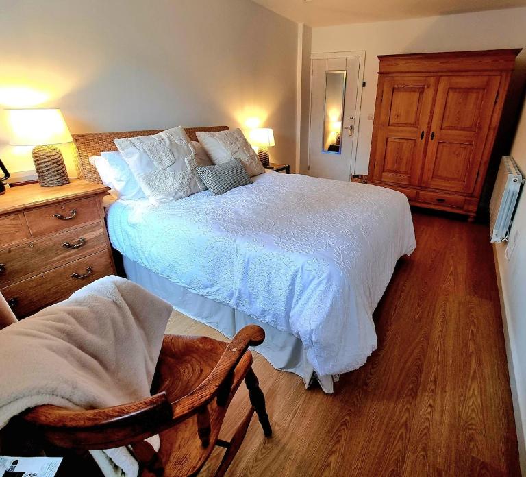 Allestree Bedroom with own shower and entrance - Bed and Breakfast Derby