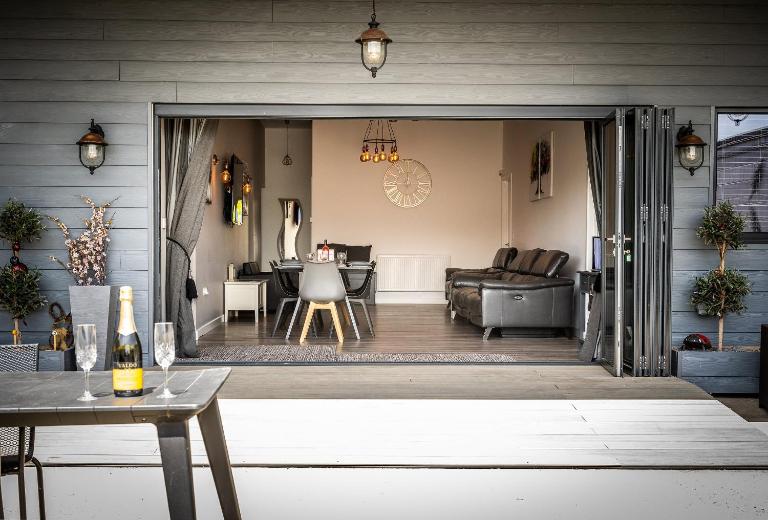 LIONHEART LARGE LUXURY ACCESSIBLE LODGE - Sleeps 12 ,Dog Friendly,Near Sherwood Forest at Fairview Farm Nottingham great for Family Gatherings ,Groups ,Hen Parties,Corporate Events and Retreats - B&B Nottingham