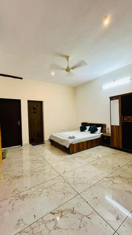Rams Guest House Meadows Walk to Varkala Papnasam Beach - Groups & Couple friendly - Bed and Breakfast Varkkallai