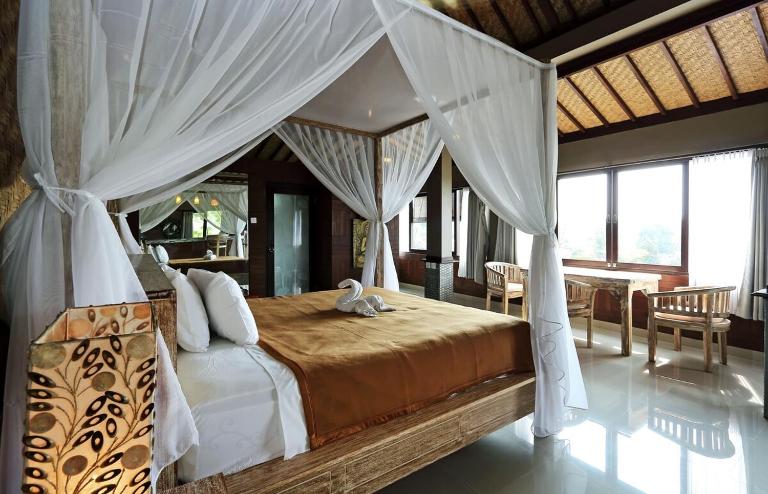 Huge Amazing Campuhan Ridge Walk view room - Bed and Breakfast Ubud