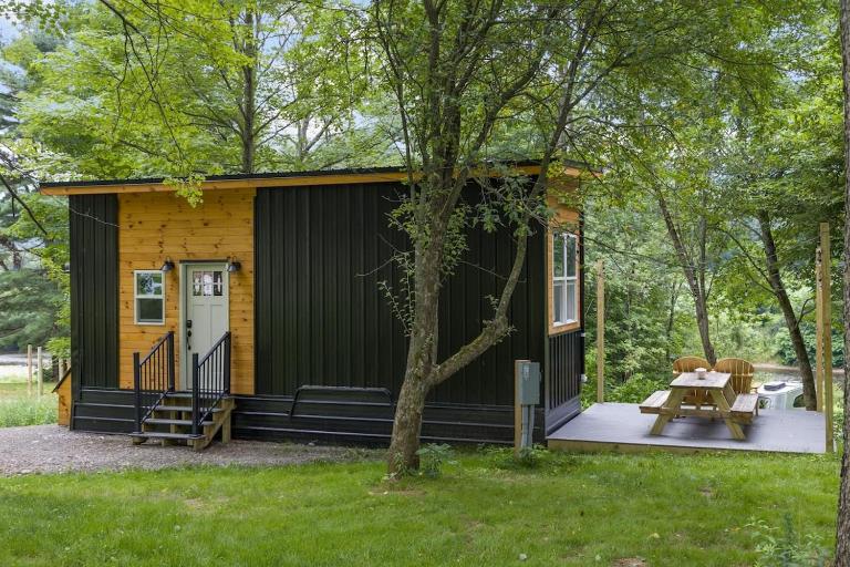Riverside Tiny House with hot tub near Stowe - B&B Johnson