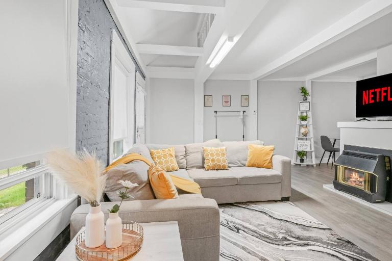 “Brick & Bloom” DT Loft | FreePrkg |AC+Firepl+Wifi - B&B Edmonton