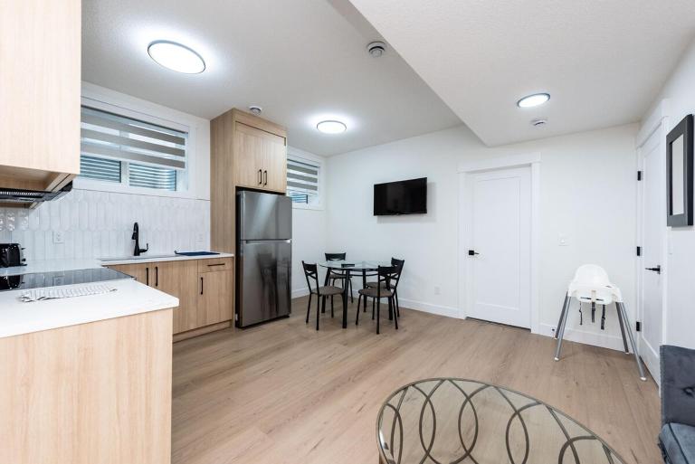 Newly built 2 bedroom suite with kitchen & laundry - Ferienwohnung Calgary