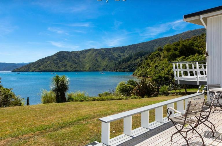 Waterfront Marlborough Sounds Retreat - 15min drive from Picton - B&B Picton