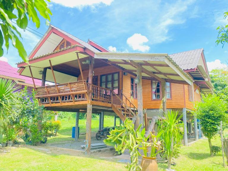 Cozy Beach House , 5 mn from the Sea -Self Check in - B&B Ban Laem Sai
