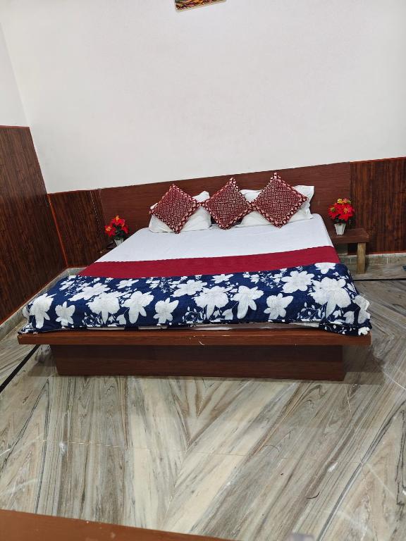 Hotel Saroj Residency - Bed and Breakfast Jāmb