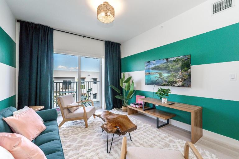 Event-Ready 2BR 2BA Near Stadium & Beach includes Parking and Washer and Dryer - B&B Hallandale