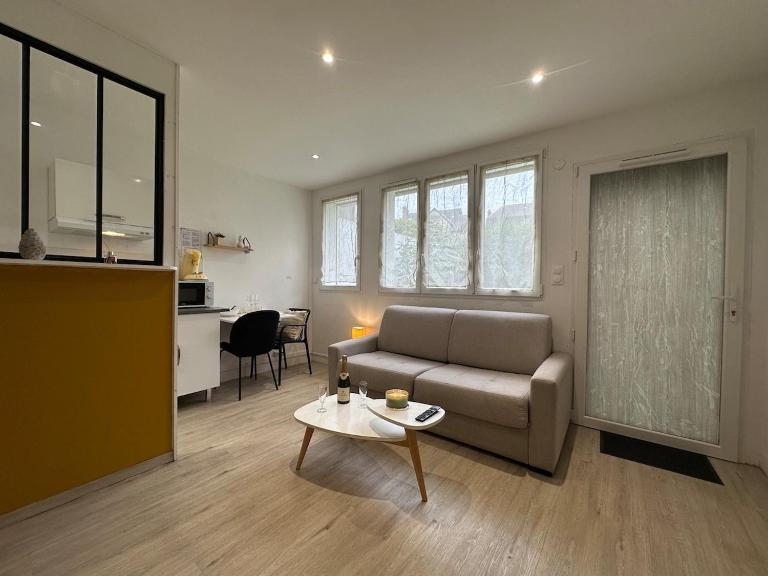 C Stockholm - Studio cosy avec extérieur privatif - B&B Charleville-Mézières