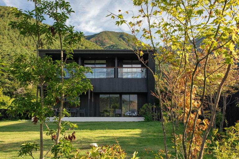 Fika Fujiyama 全室から富士を望み 広い庭で憩う別荘 - B&B Fujikawaguchiko
