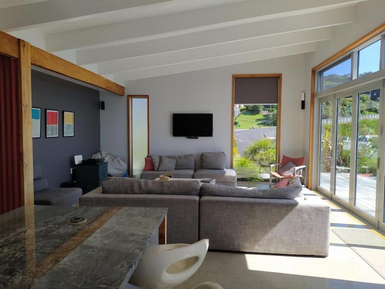 House with ocean views near Cathedral Cove walkway - B&B Hahei
