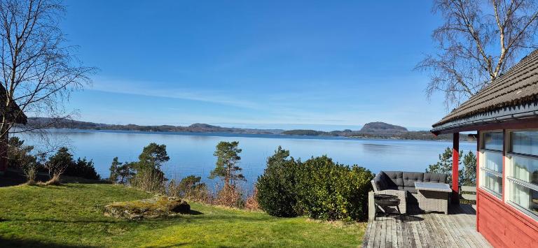 Koselig feriehus ved fjorden med panorama utsikt - B&B Hjelmeland
