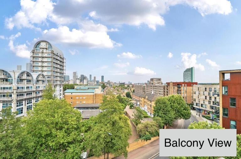 Canary Wharf Skyline ViewI Modern and Bright Top-Floor RoomsI Not Whole Flat - Bed and Breakfast Londen