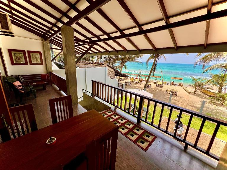 Hikka Beach Flat - Bed and Breakfast Hikkaduwa