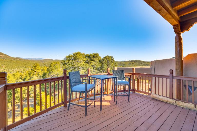 Panoramic Vistas: Glorieta Adobe Near Pecos River - Bed and Breakfast Glorieta