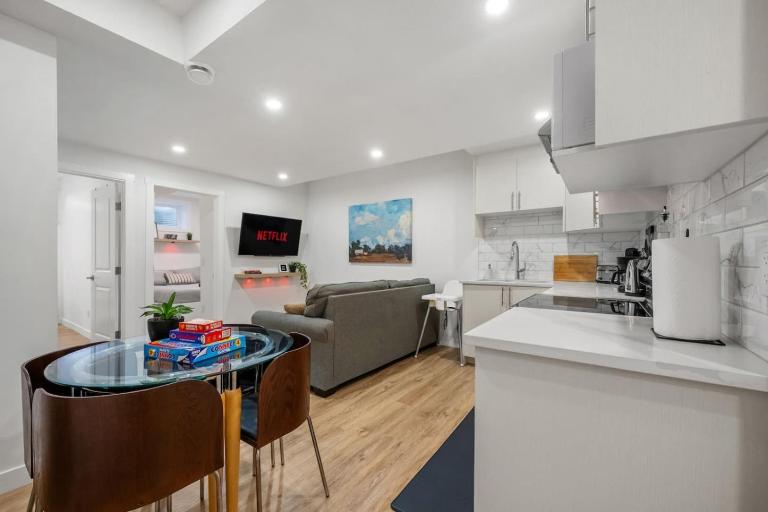 Modern 2BR Private Suite Near Calgary Airport - B&B Calgary