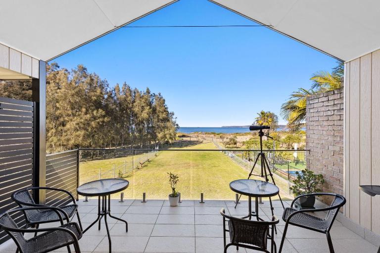 Beachfront Beach House, backyard opens to sand. Sleeps 8. - B&B Long Beach