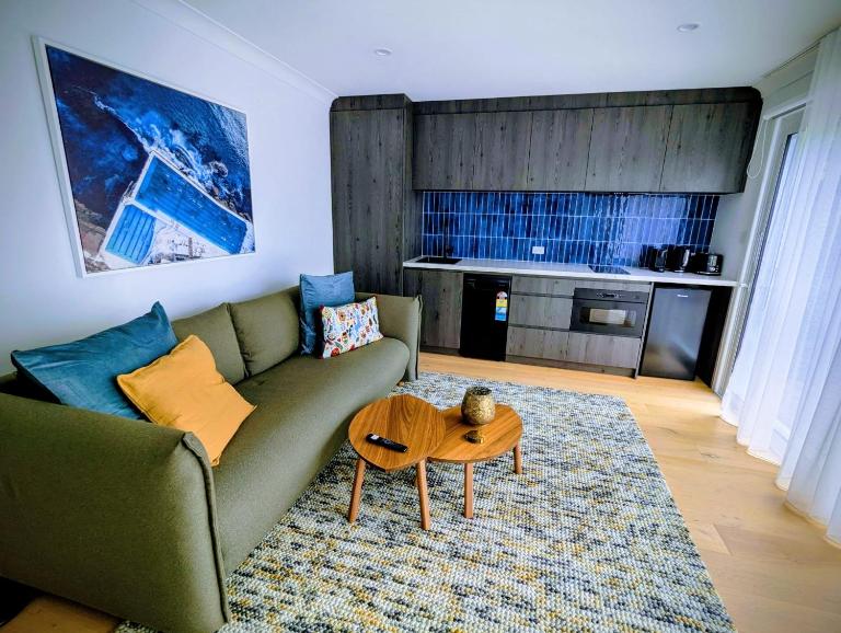 Chic Bondi Retreat - Modern Beachside Gem with Private Deck - B&B Sydney