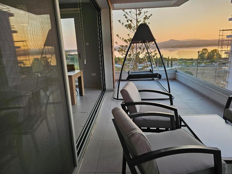 Majestic Sunset Salt Lake Views 300m from beach - B&B Larnaca