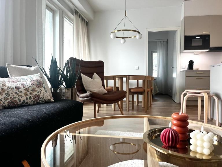 Uutuutta hohtava tyylikäs kolmio lähellä keskustaa - Ferienwohnung Lahti