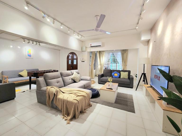 NEW! Landed Home in Damansara Jaya for up to 15pax 1 mins to Atria ,1 Utama,TTDI - B&B Petaling Jaya