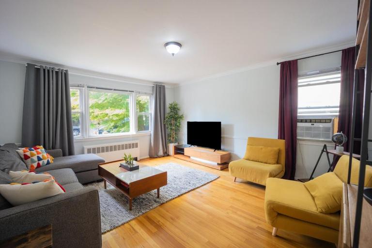 3bedroom APT with balcony & free street parking - B&B Yonkers