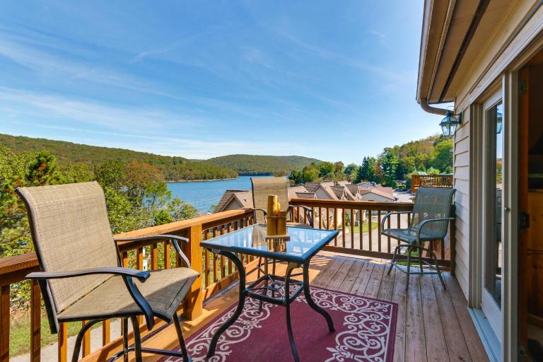 Deep Creek Lake Townhome w/ Deck & Water Views - B&B Oakland