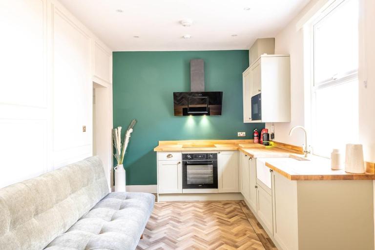 Newly Refurbished Chandos Gardens by Prescott Apartments - B&B Bristol