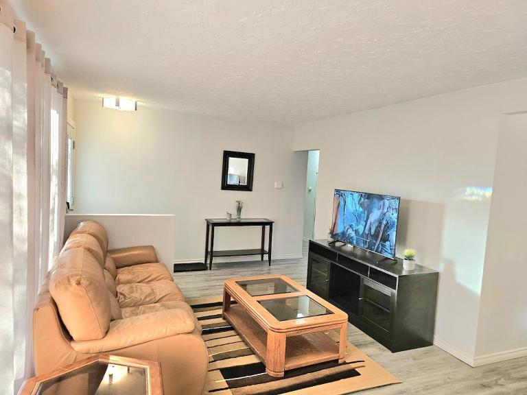Kirvia's retreat "entire home" 8 minutes to WEM - Bed and Breakfast Edmonton