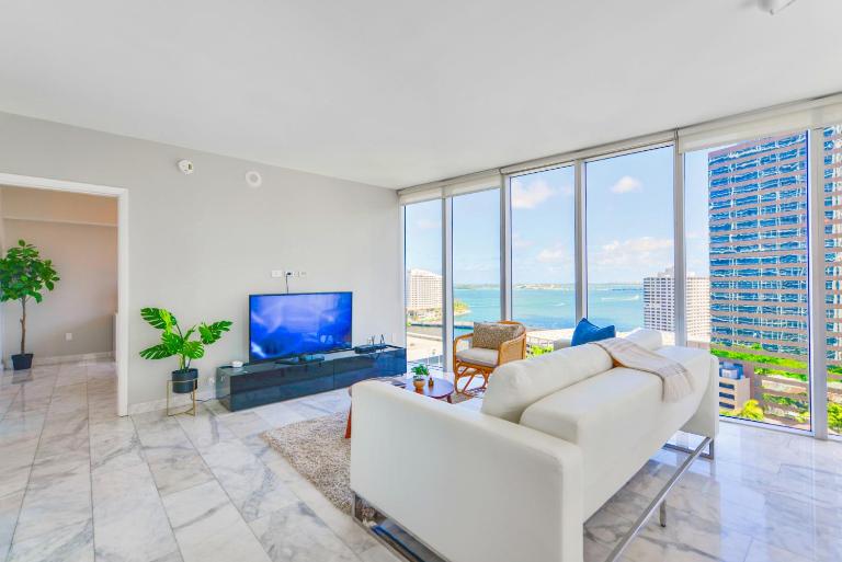 Sky-High Comfort & City Views - B&B Miami