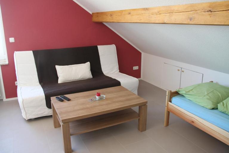 Neue schöne kleine Wohnung am Kocher-Jagst-Radweg - Bed and Breakfast Uttenhofen