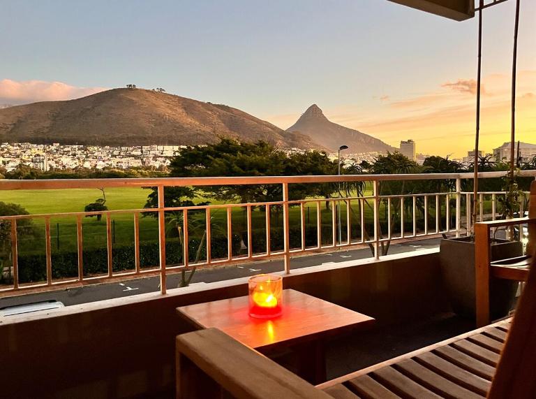 CAPE TOWN 2BR Mouille Pt SEAFRONT Apartment - Chambres d'hôtes Le Cap