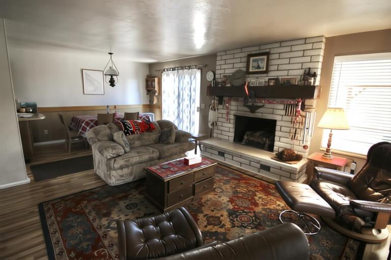 Secluded Cabin w Coffee Mount Abajo and Golf Views - Bed and Breakfast Monticello