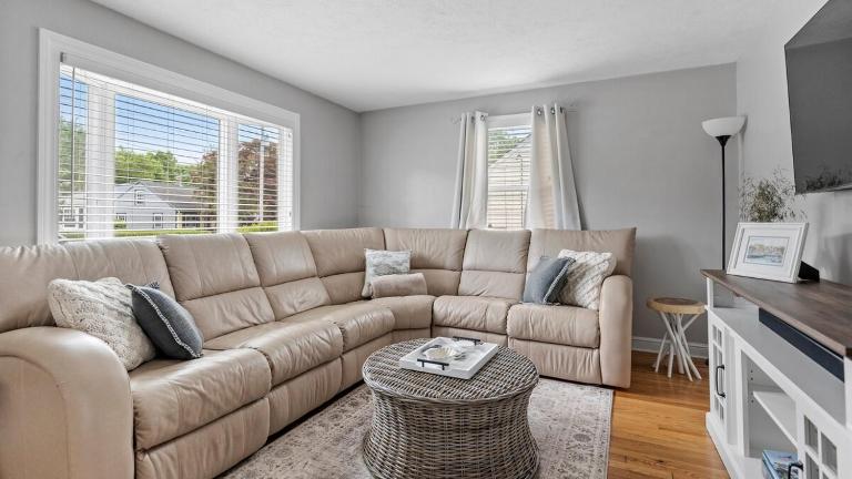 Newport Beach House with Huge Yard - B&B Middletown