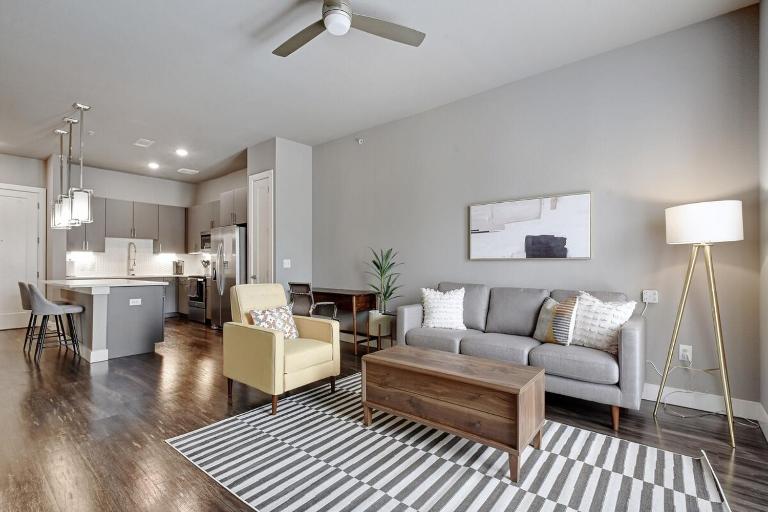 One Bedroom Luxury Apartment - Fast Wi-Fi - FREE Parking - B&B San Antonio