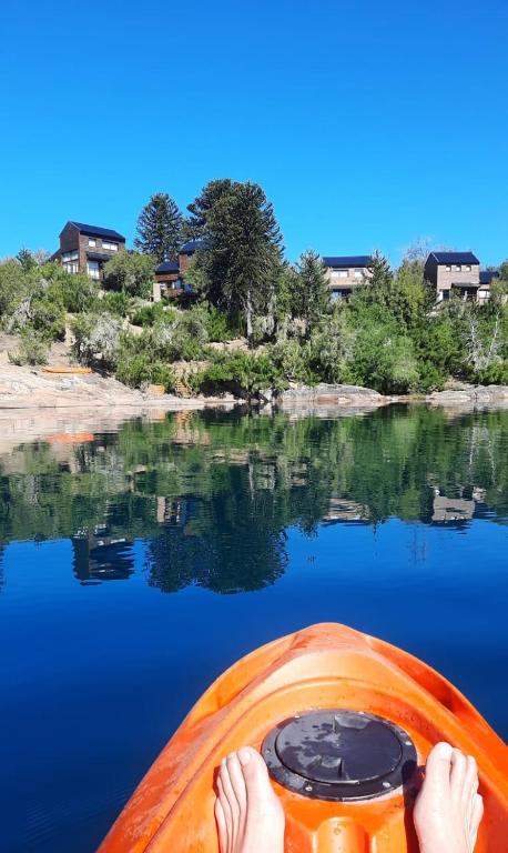 Cabañas ROCA DEL LAGO, en Villa Pehuenia - Ferienwohnung Alumine