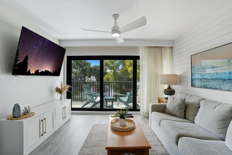 Updated With Lakefront Views Pool & Near Beach - B&B Naples