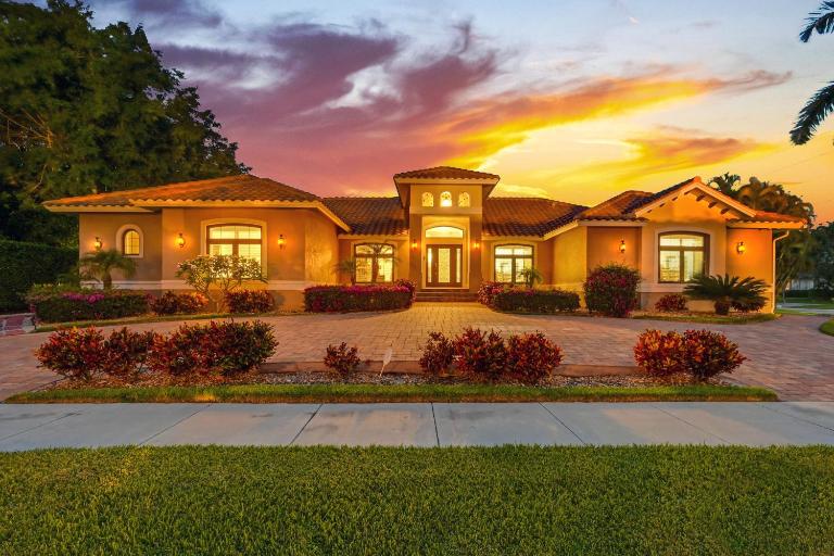 Sprawling Beach Chic - B&B Marco Island